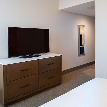 ホテル Doubletree By Hilton Madison East エクステリア 写真