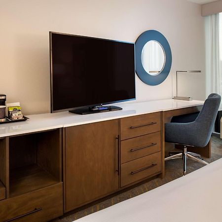 ホテル Doubletree By Hilton Madison East エクステリア 写真
