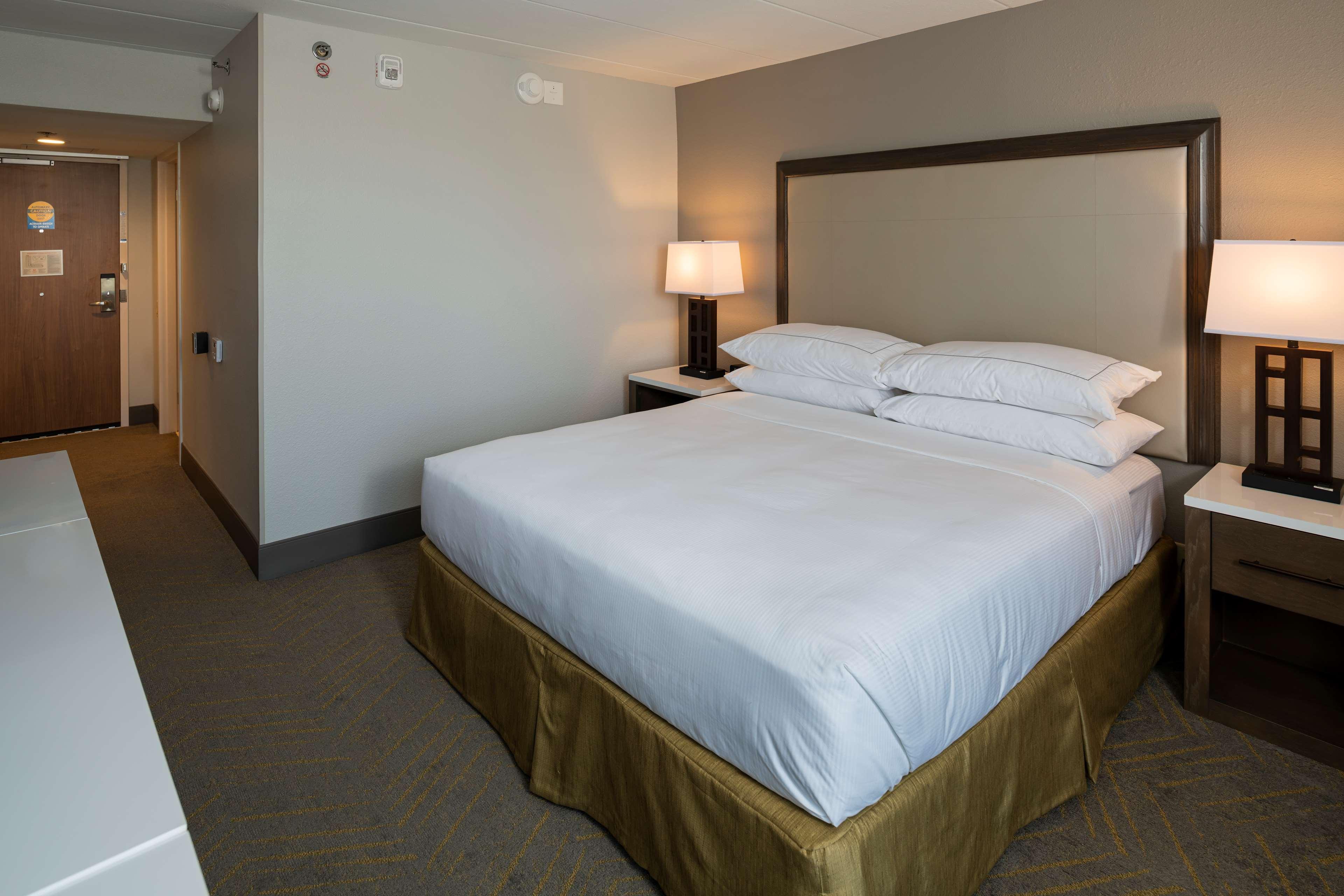 ホテル Doubletree By Hilton Madison East エクステリア 写真