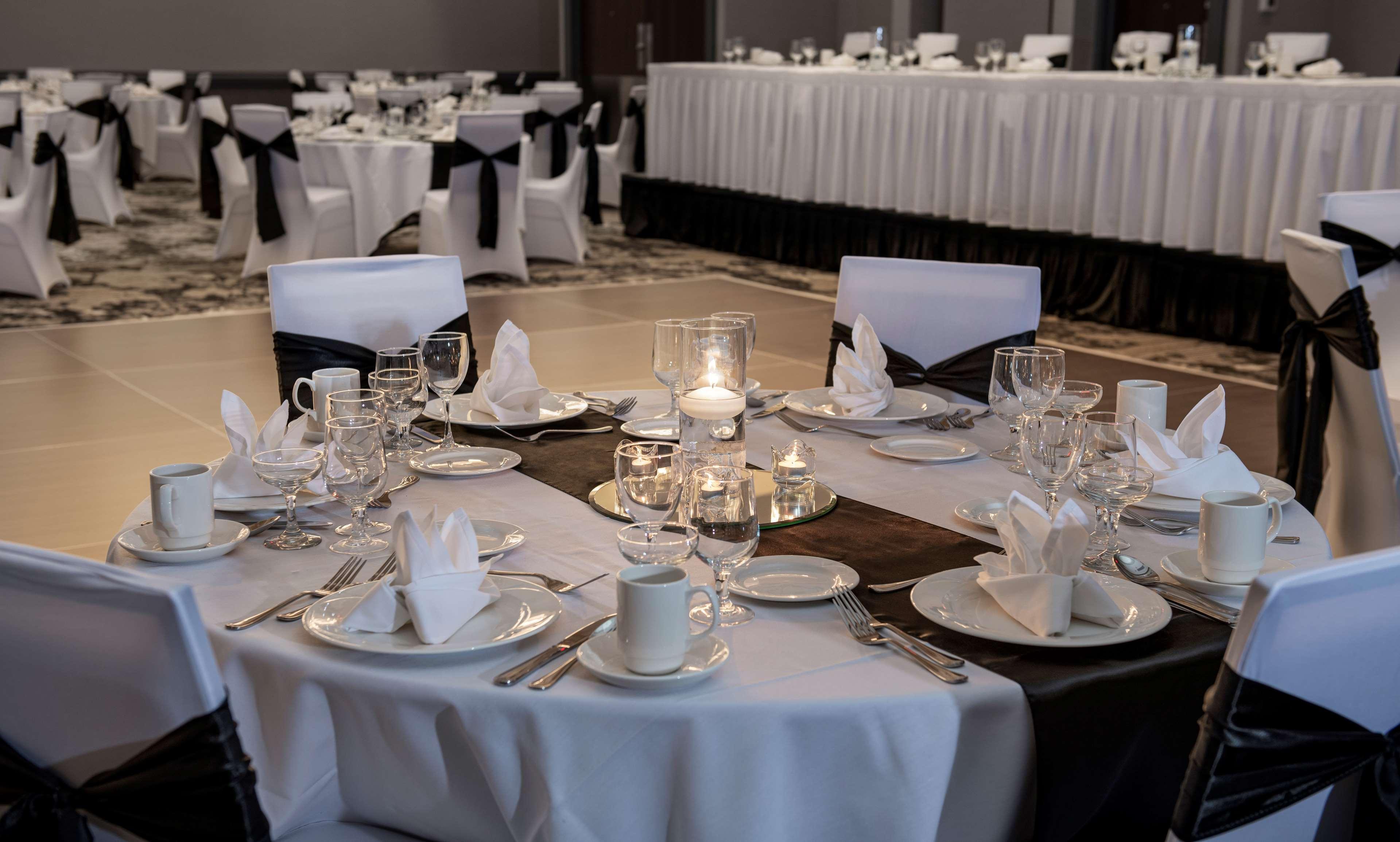 ホテル Doubletree By Hilton Madison East エクステリア 写真