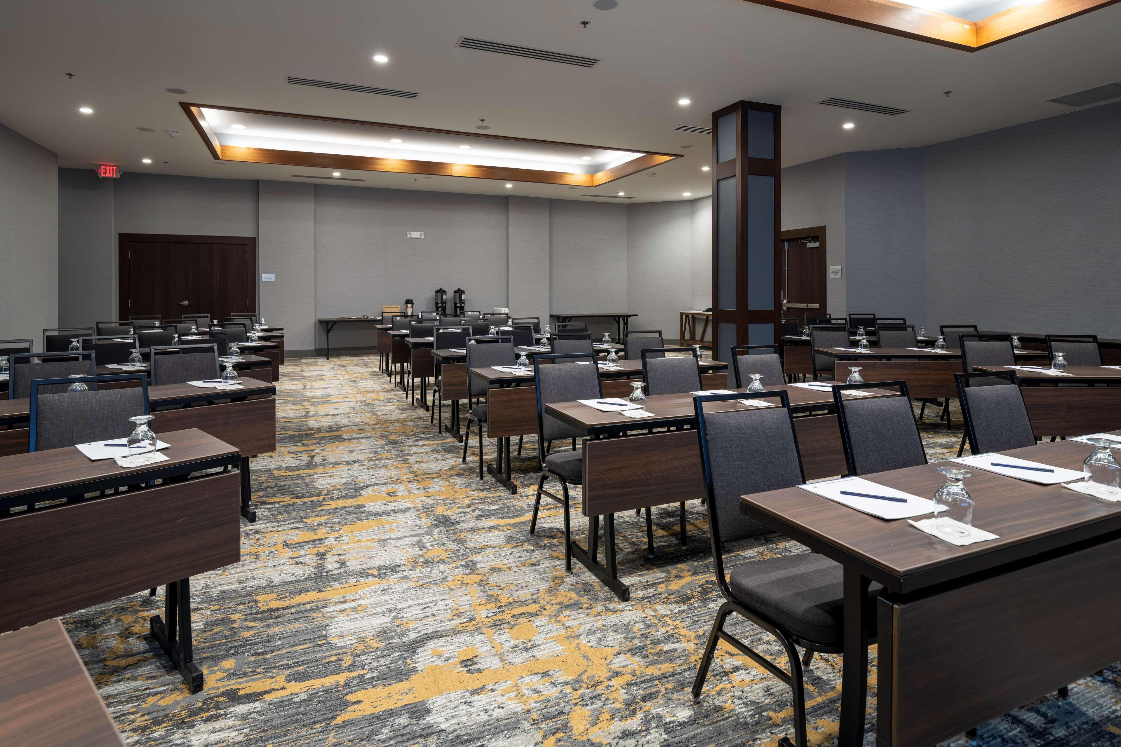 ホテル Doubletree By Hilton Madison East エクステリア 写真