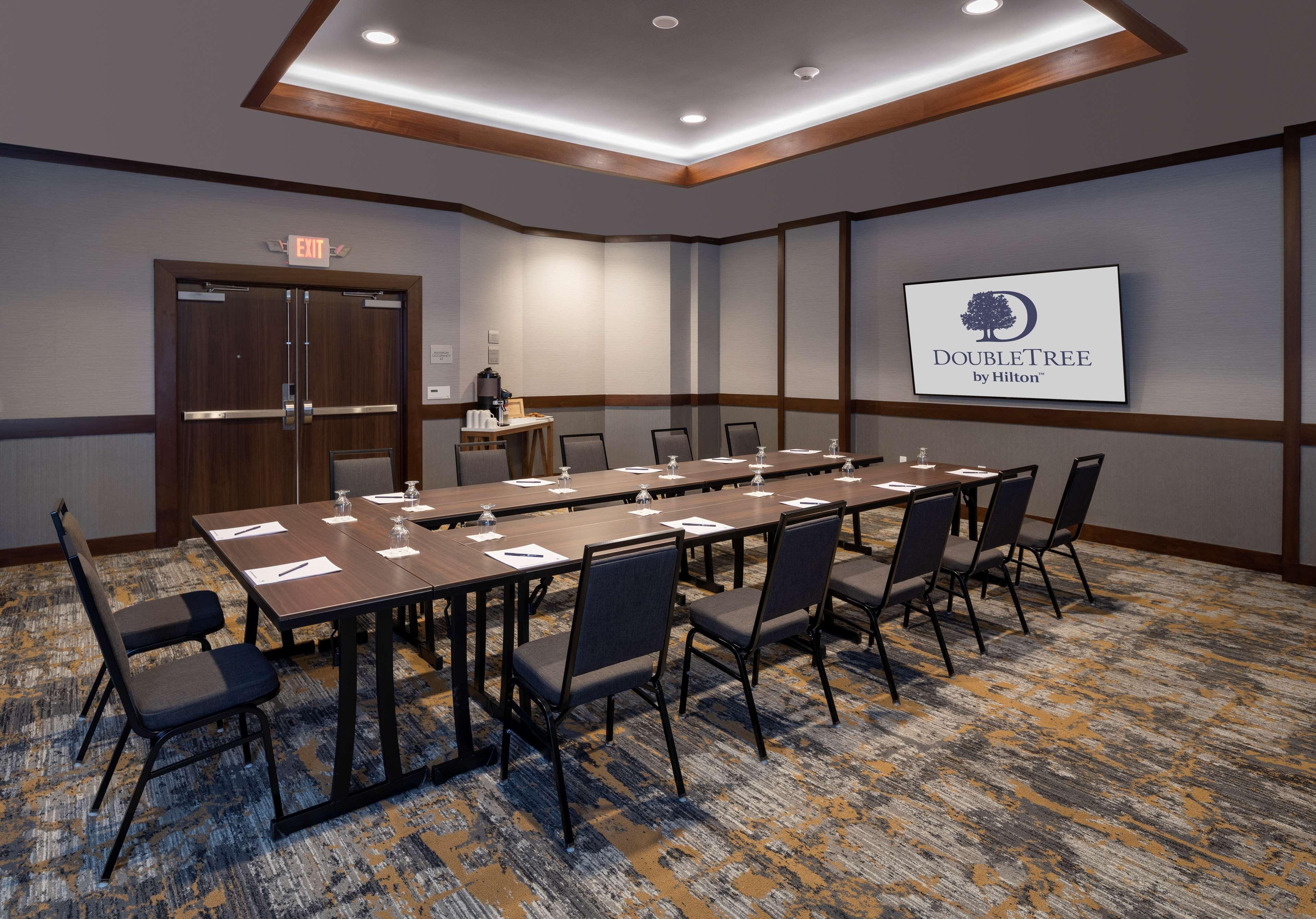 ホテル Doubletree By Hilton Madison East エクステリア 写真