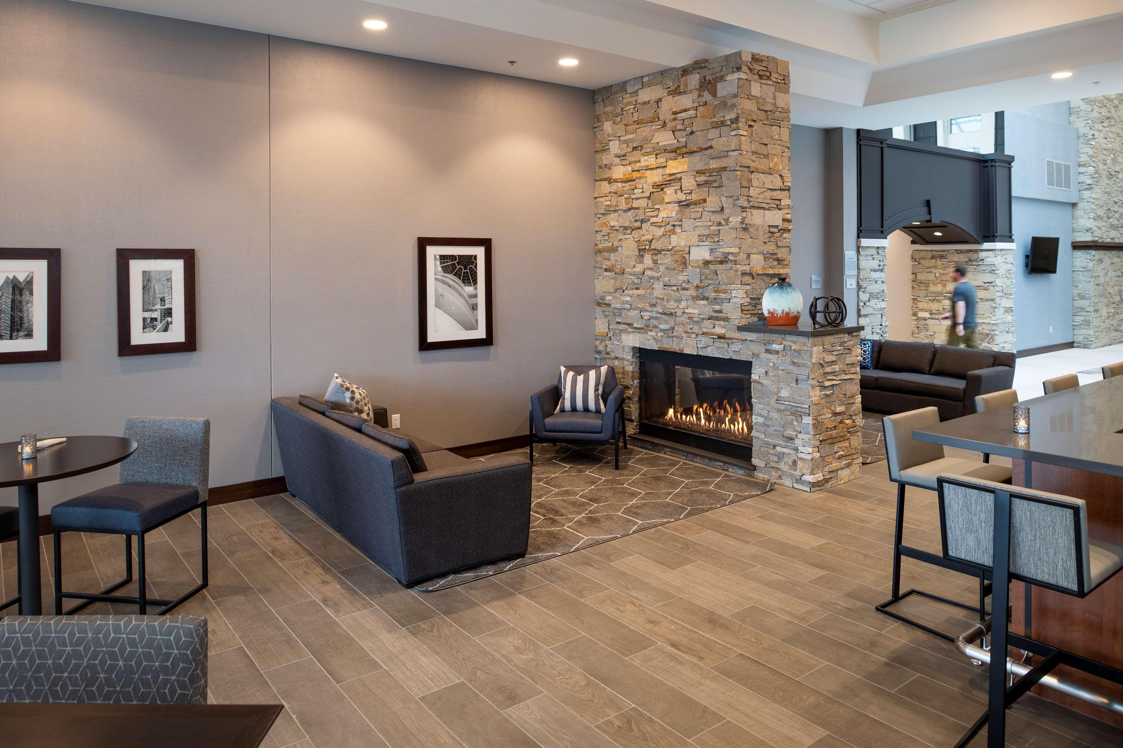 ホテル Doubletree By Hilton Madison East エクステリア 写真