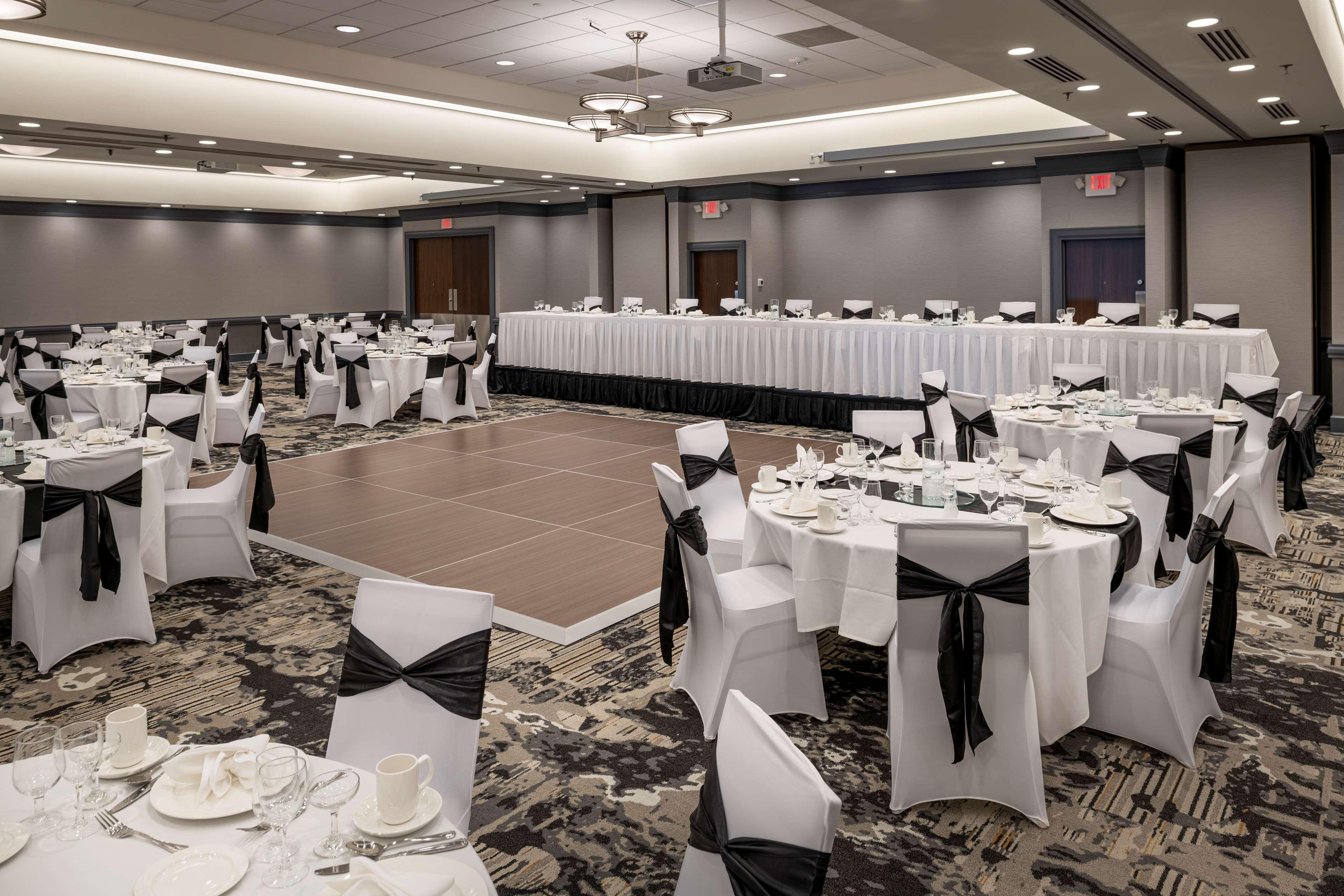 ホテル Doubletree By Hilton Madison East エクステリア 写真