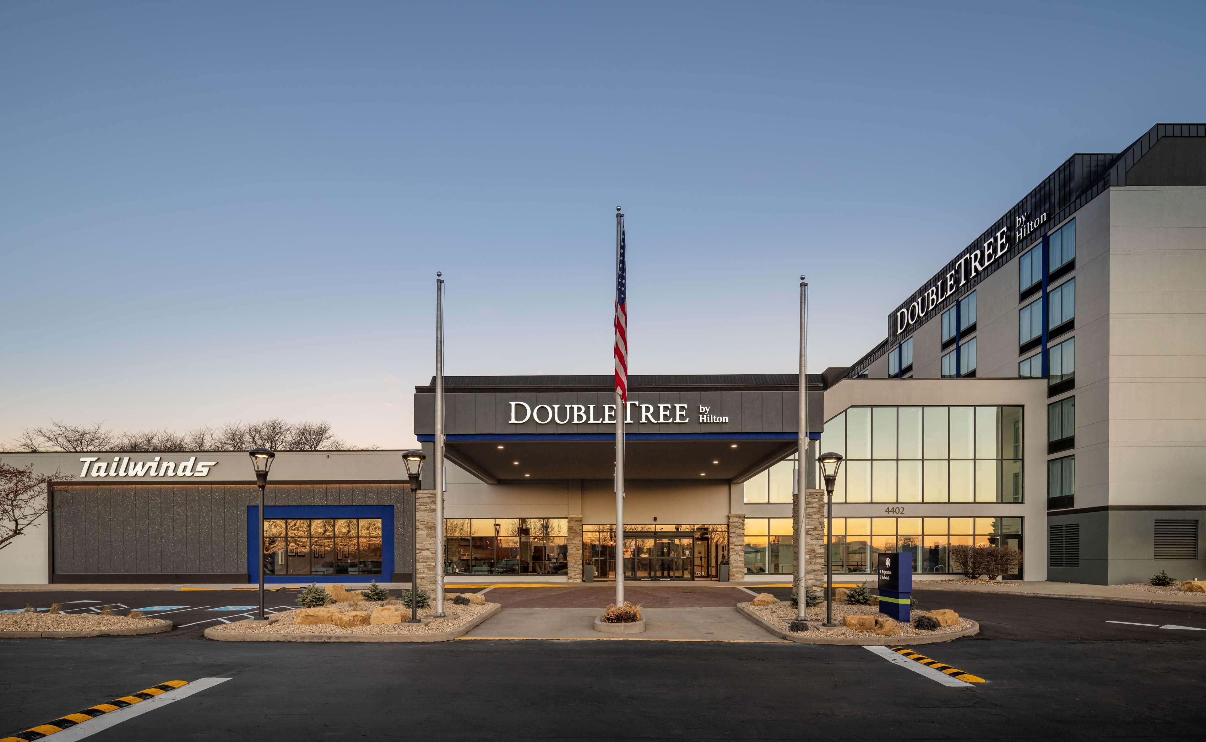 ホテル Doubletree By Hilton Madison East エクステリア 写真