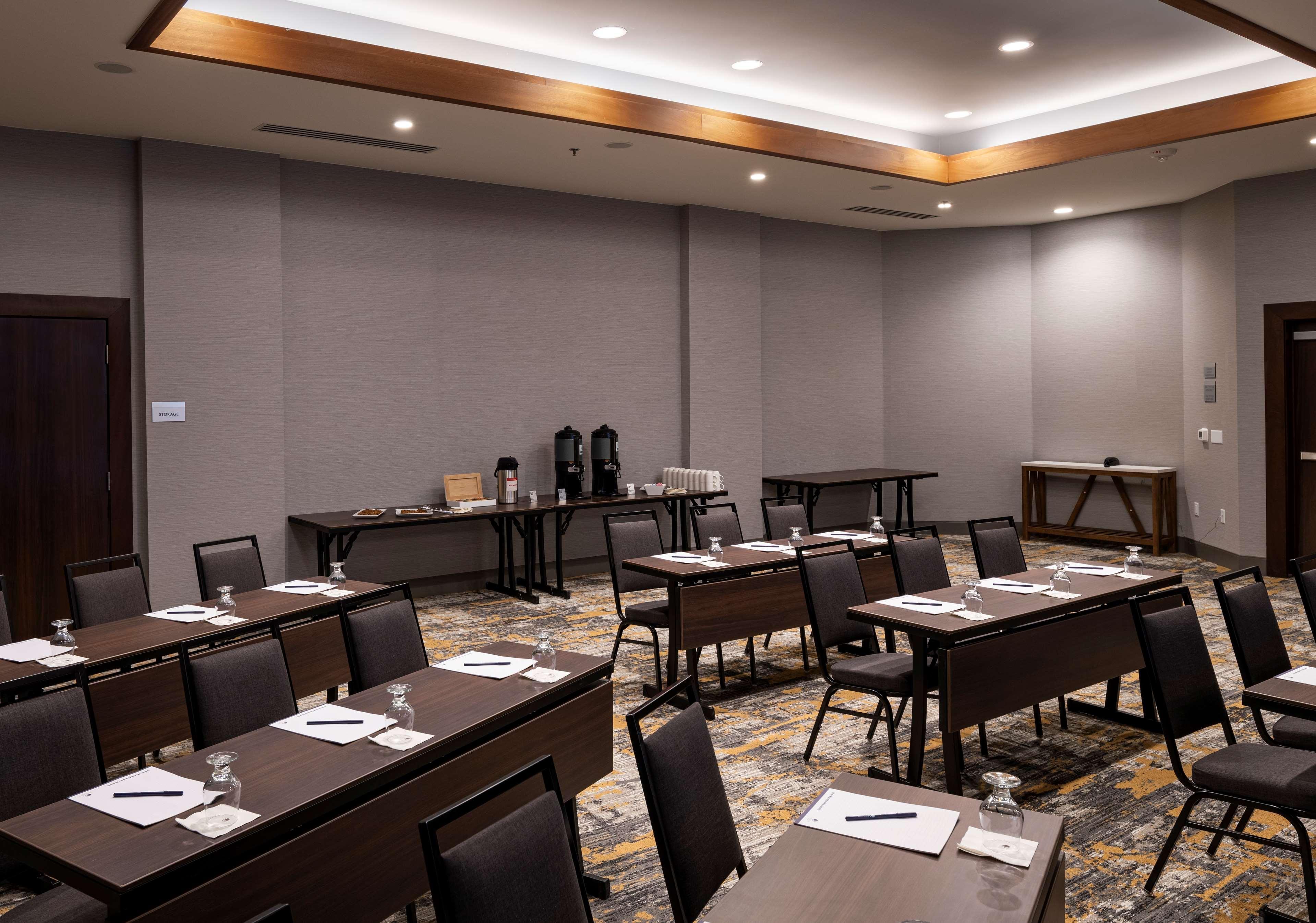 ホテル Doubletree By Hilton Madison East エクステリア 写真