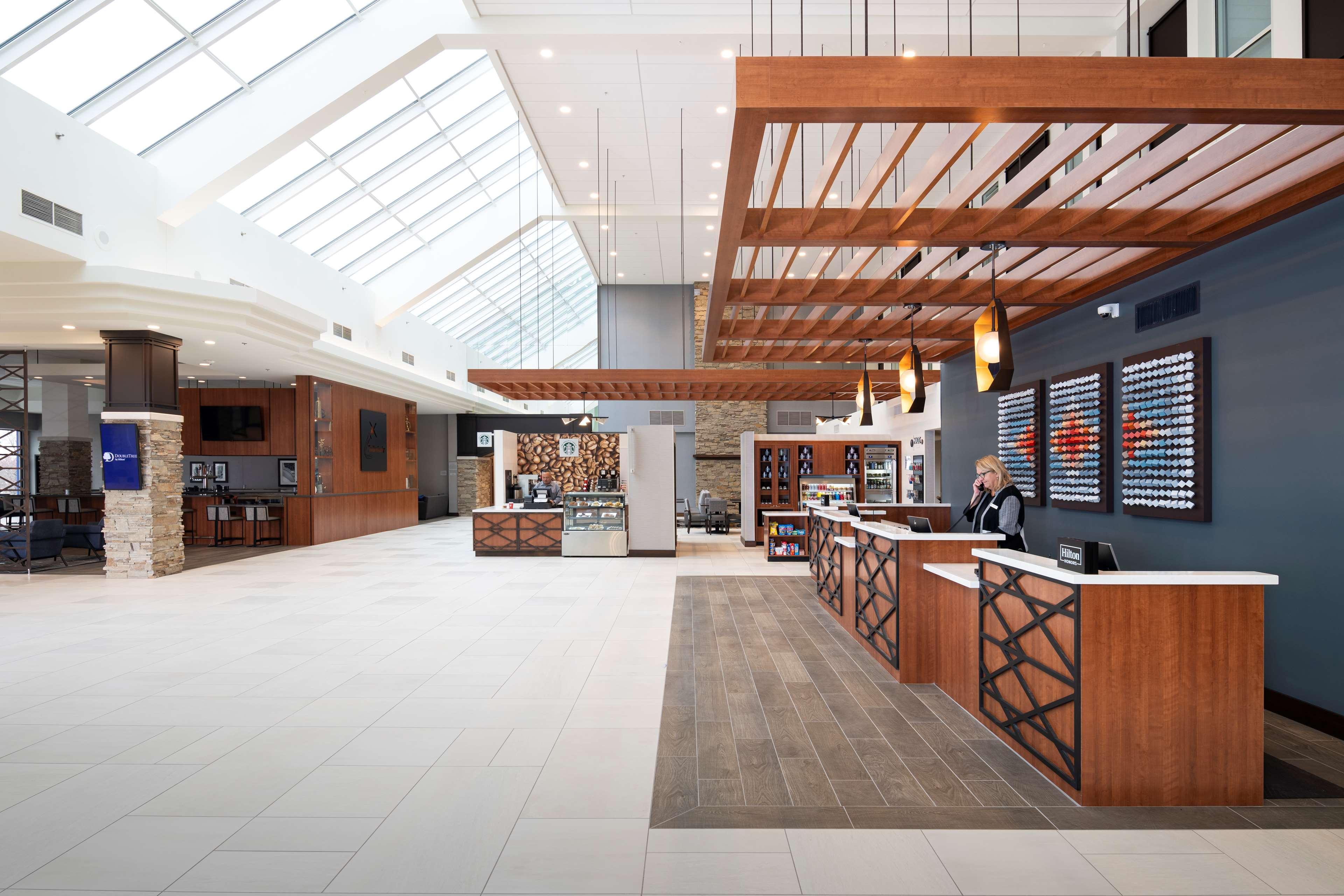 ホテル Doubletree By Hilton Madison East エクステリア 写真