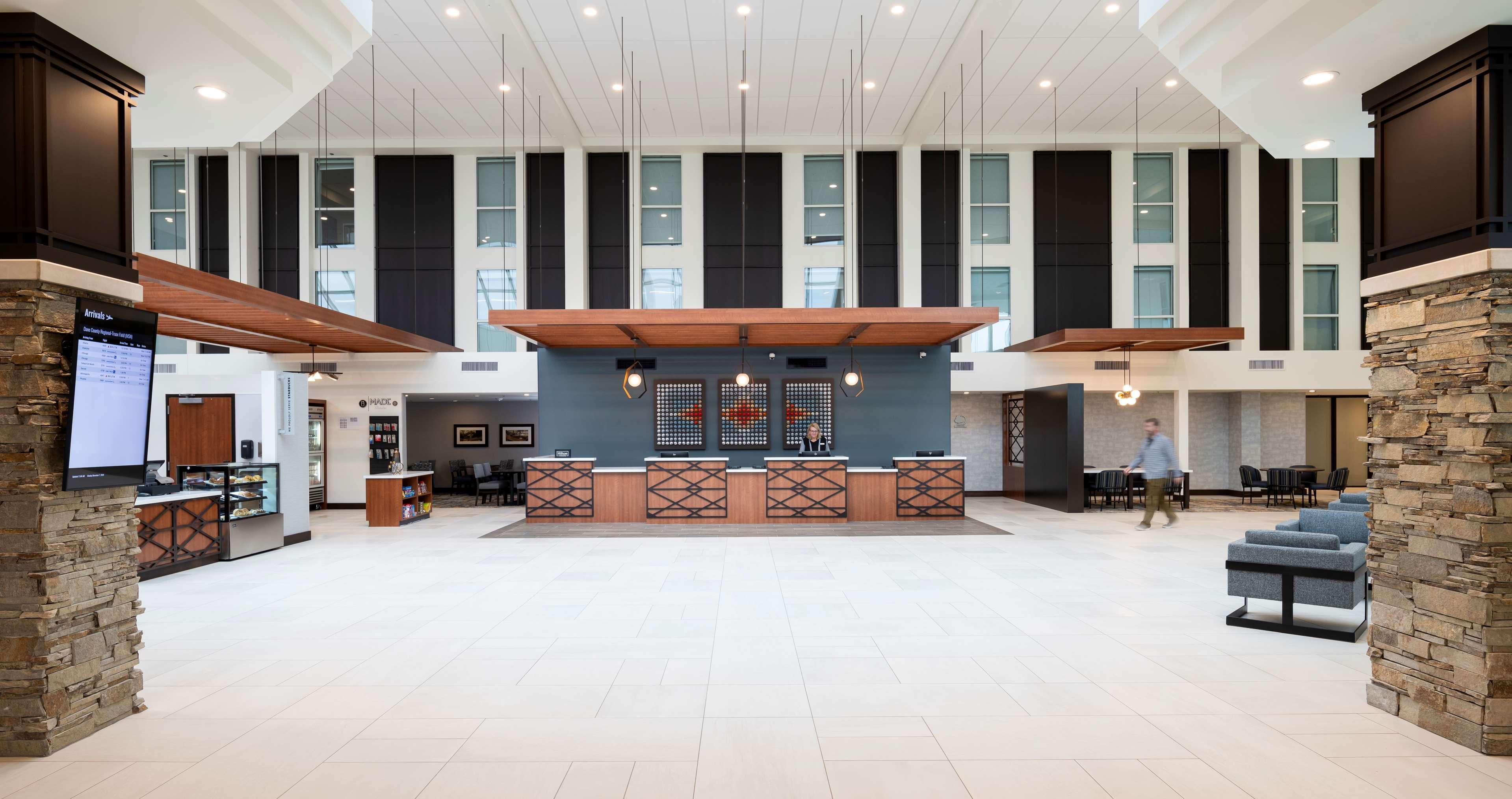 ホテル Doubletree By Hilton Madison East エクステリア 写真