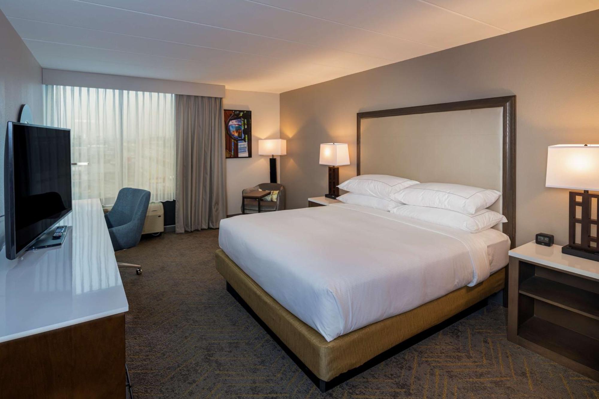 ホテル Doubletree By Hilton Madison East エクステリア 写真
