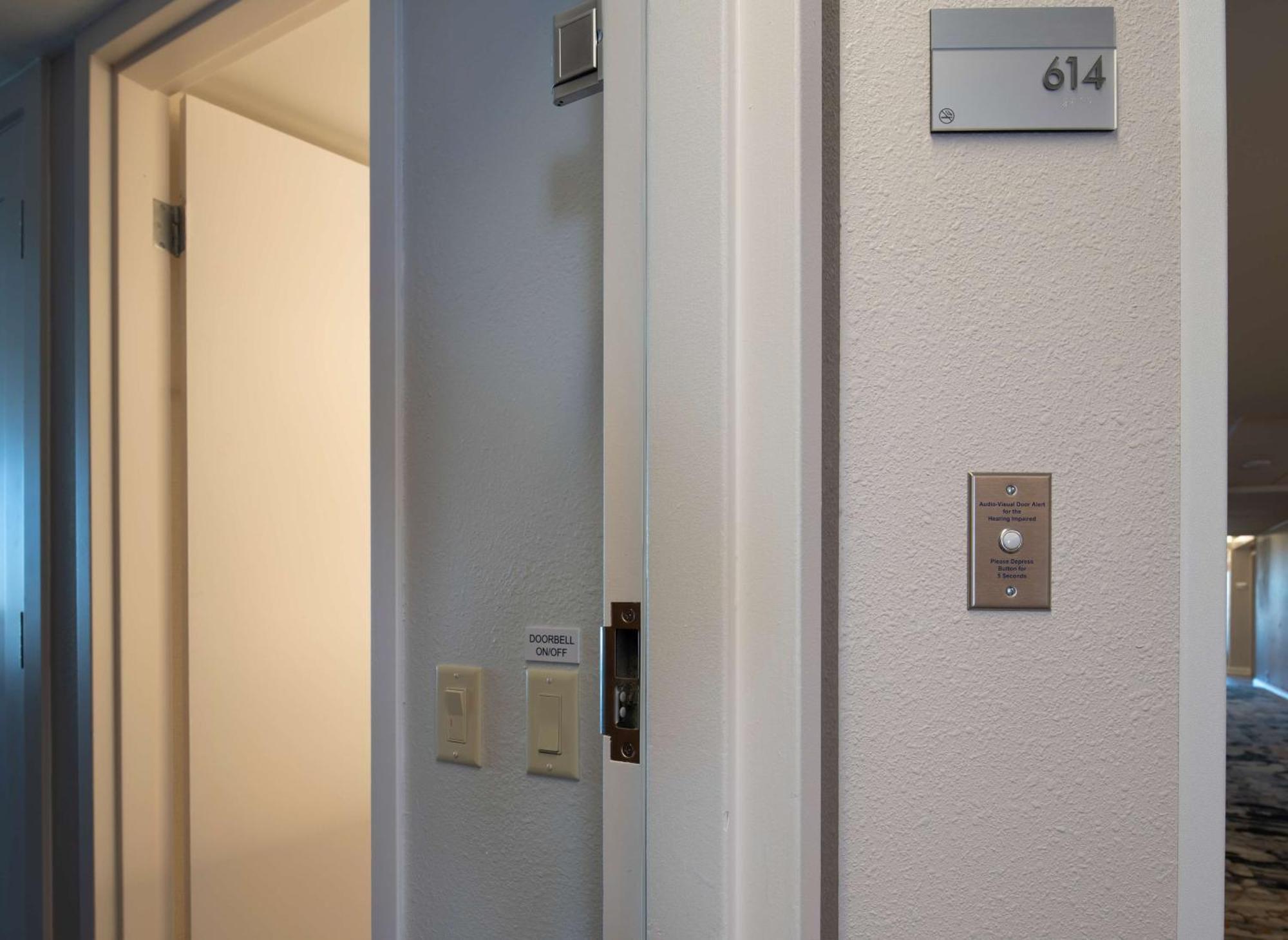 ホテル Doubletree By Hilton Madison East エクステリア 写真