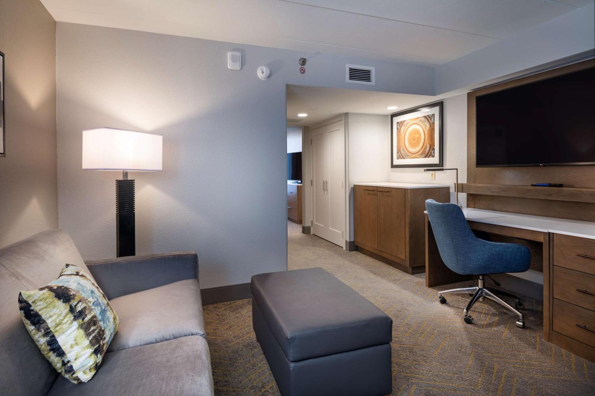 ホテル Doubletree By Hilton Madison East エクステリア 写真