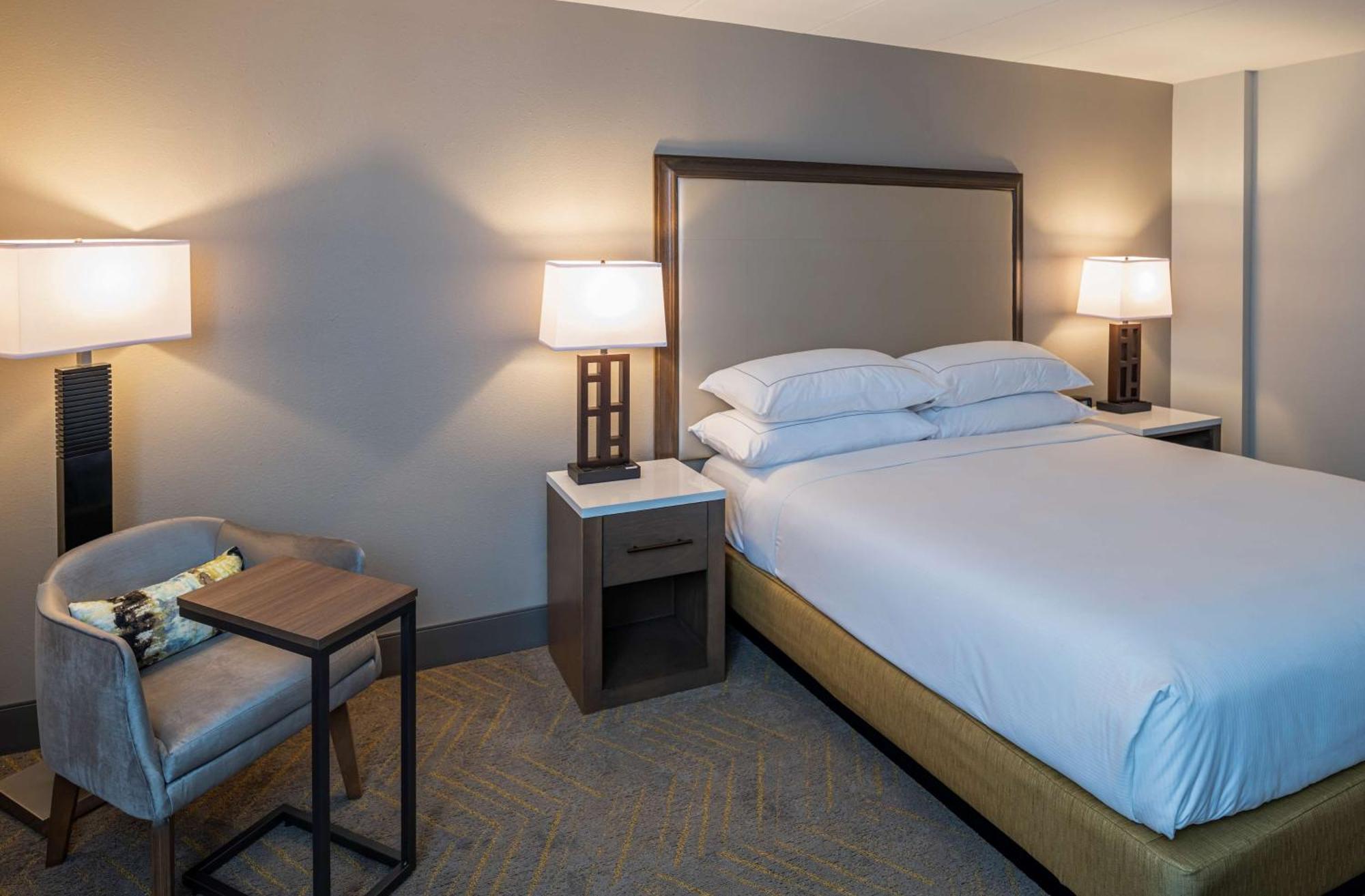 ホテル Doubletree By Hilton Madison East エクステリア 写真