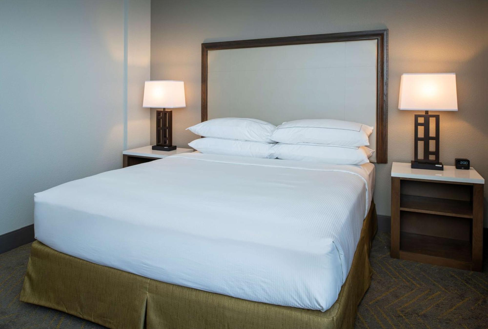 ホテル Doubletree By Hilton Madison East エクステリア 写真