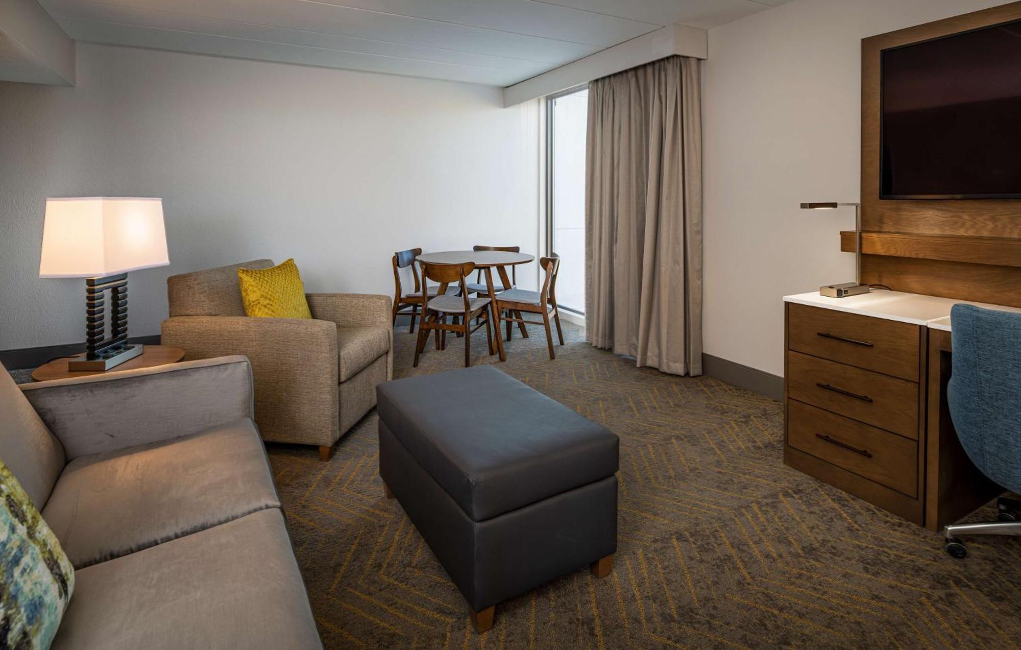 ホテル Doubletree By Hilton Madison East エクステリア 写真