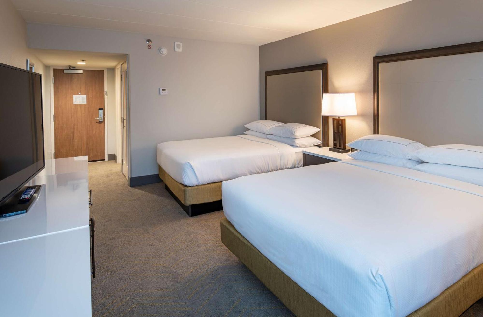 ホテル Doubletree By Hilton Madison East エクステリア 写真