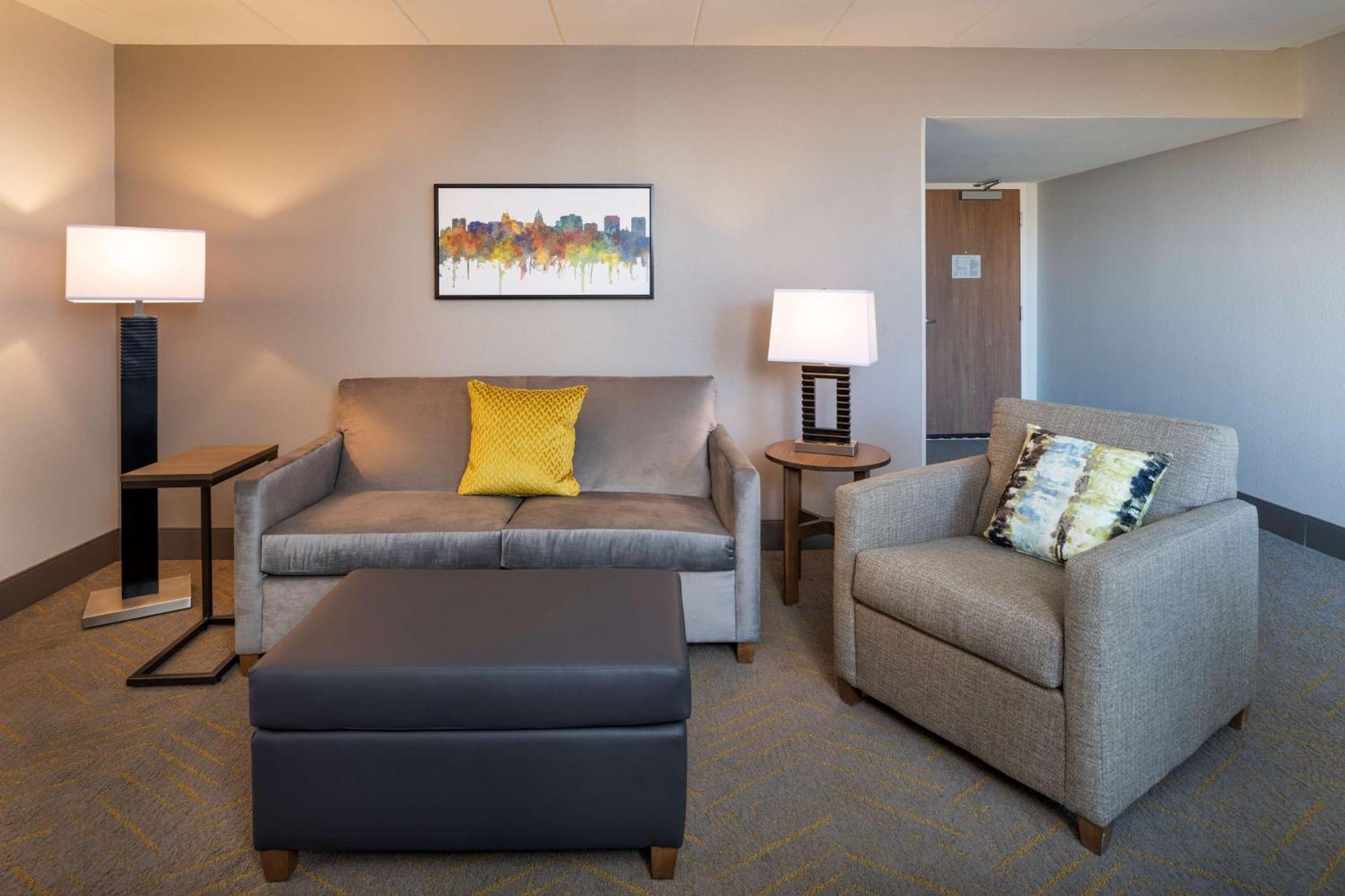 ホテル Doubletree By Hilton Madison East エクステリア 写真
