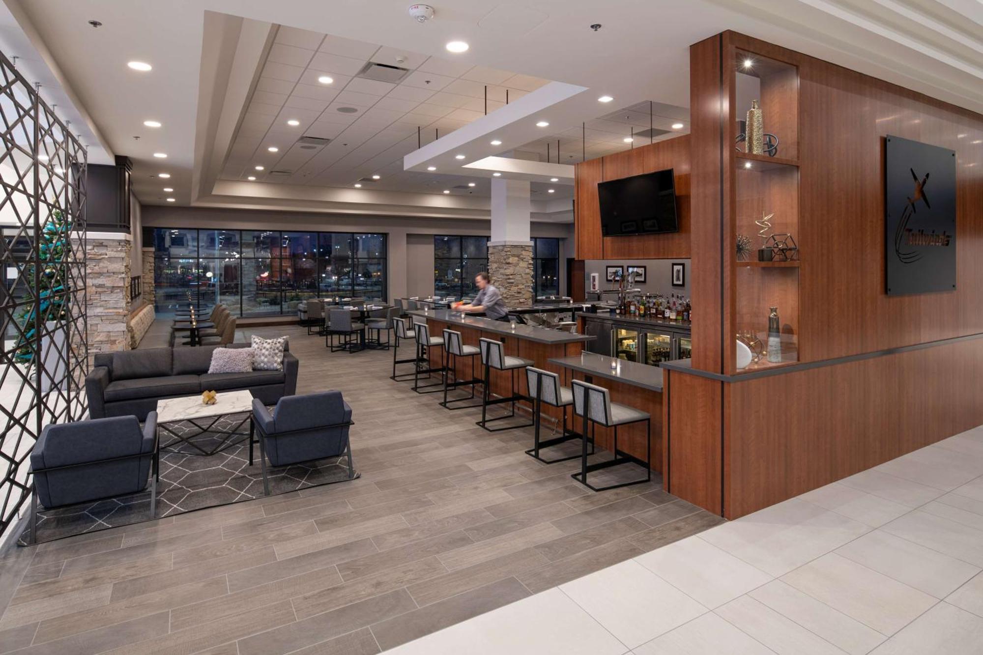 ホテル Doubletree By Hilton Madison East エクステリア 写真