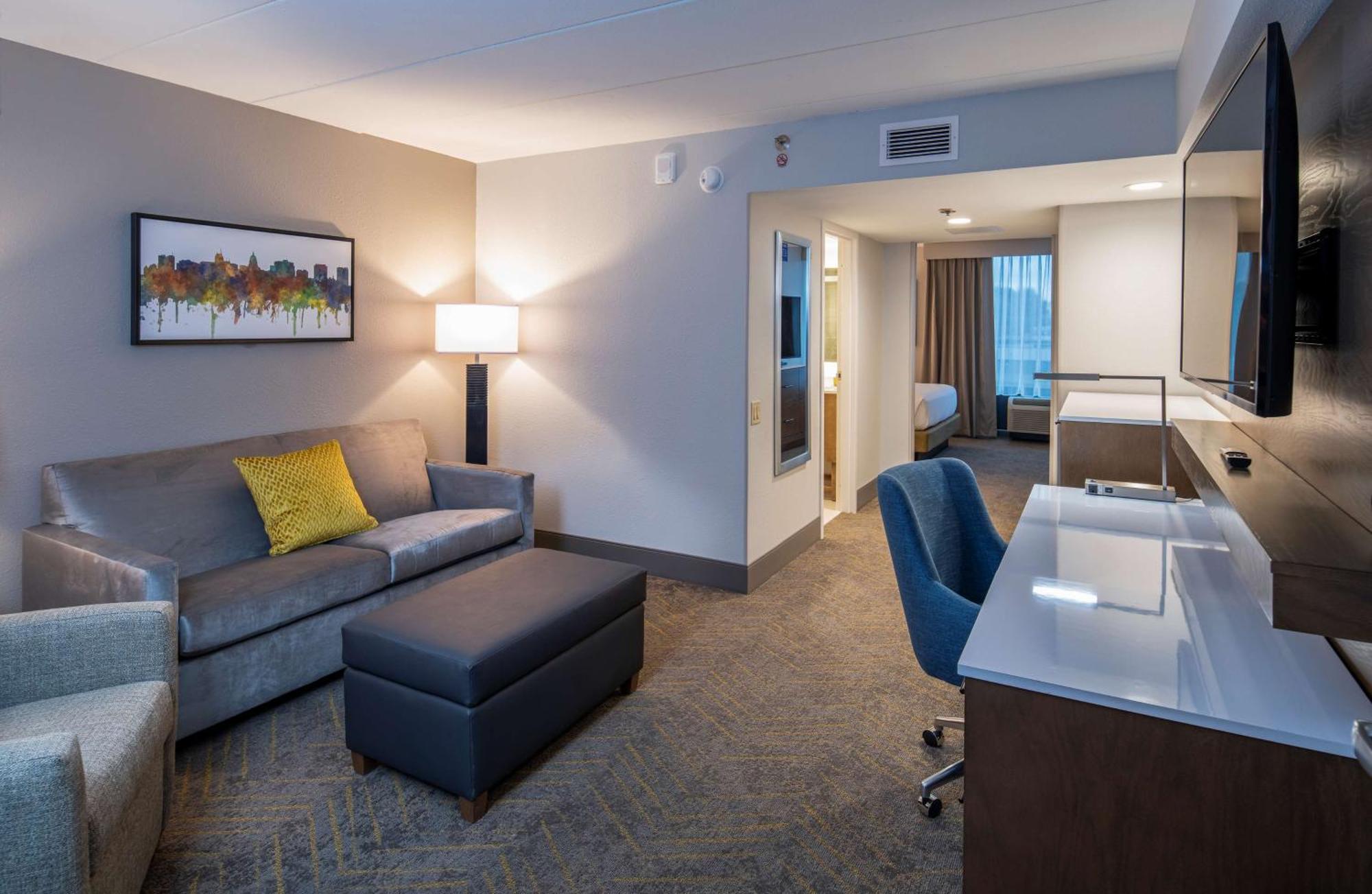 ホテル Doubletree By Hilton Madison East エクステリア 写真