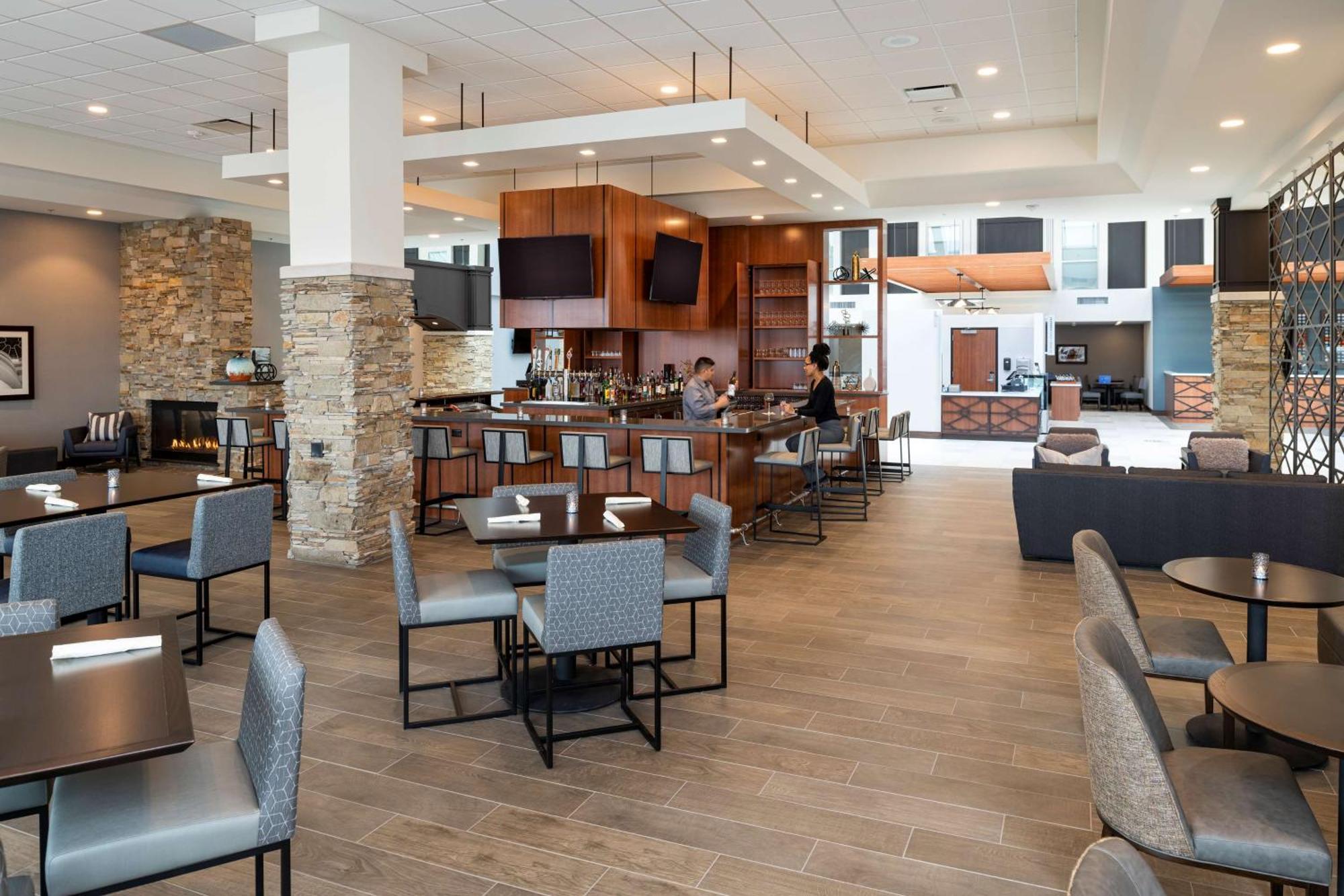 ホテル Doubletree By Hilton Madison East エクステリア 写真