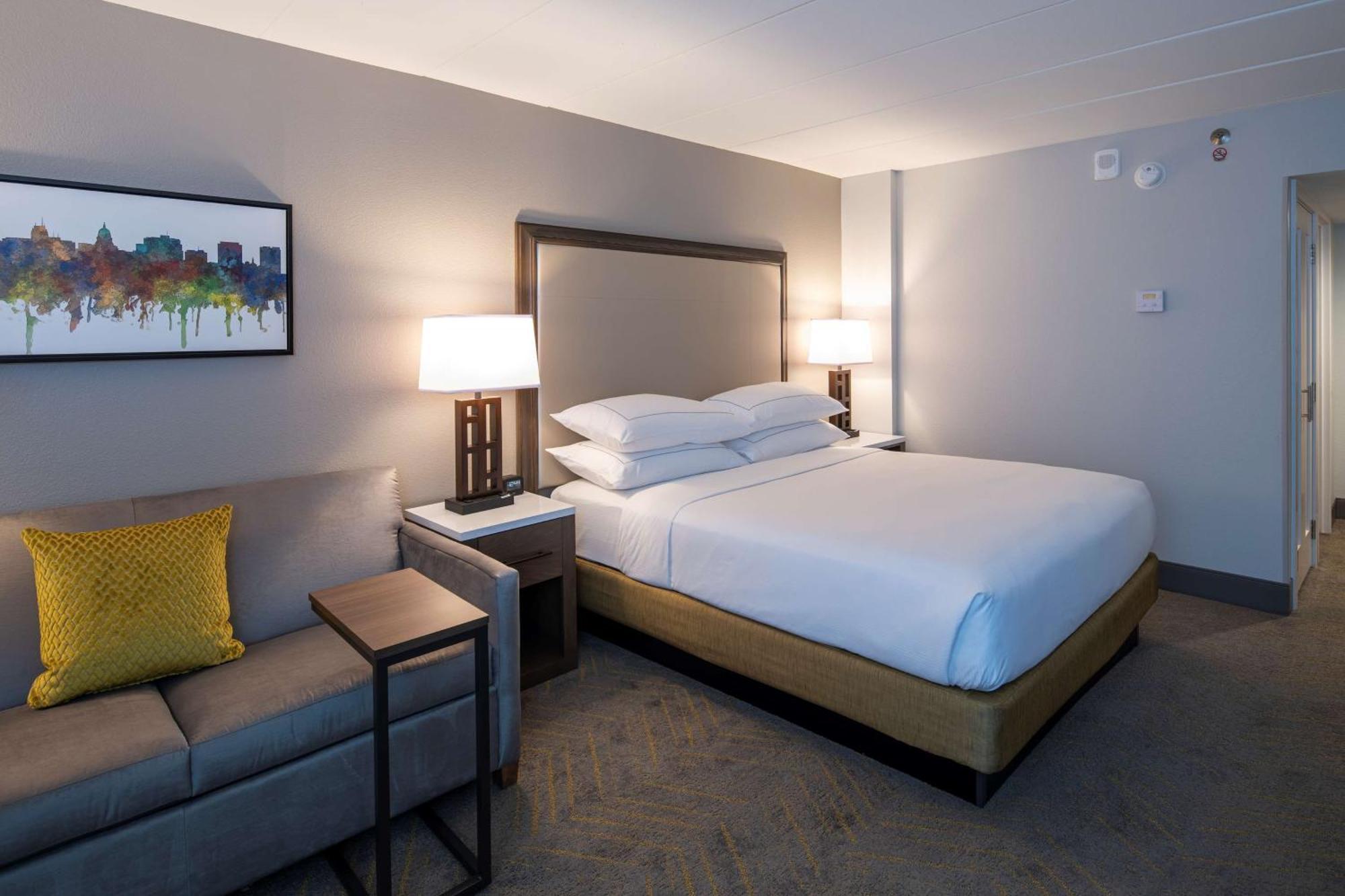 ホテル Doubletree By Hilton Madison East エクステリア 写真