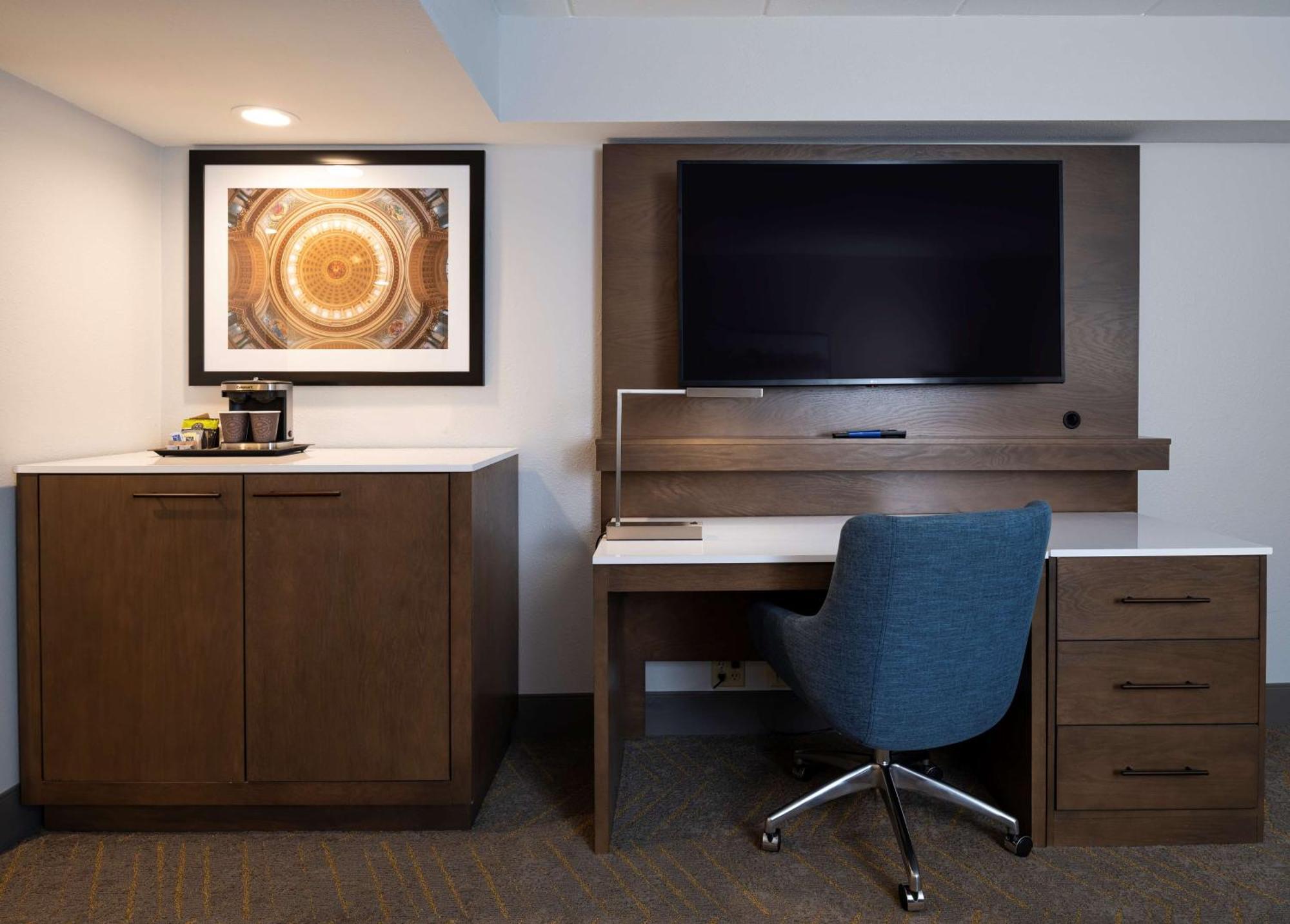 ホテル Doubletree By Hilton Madison East エクステリア 写真