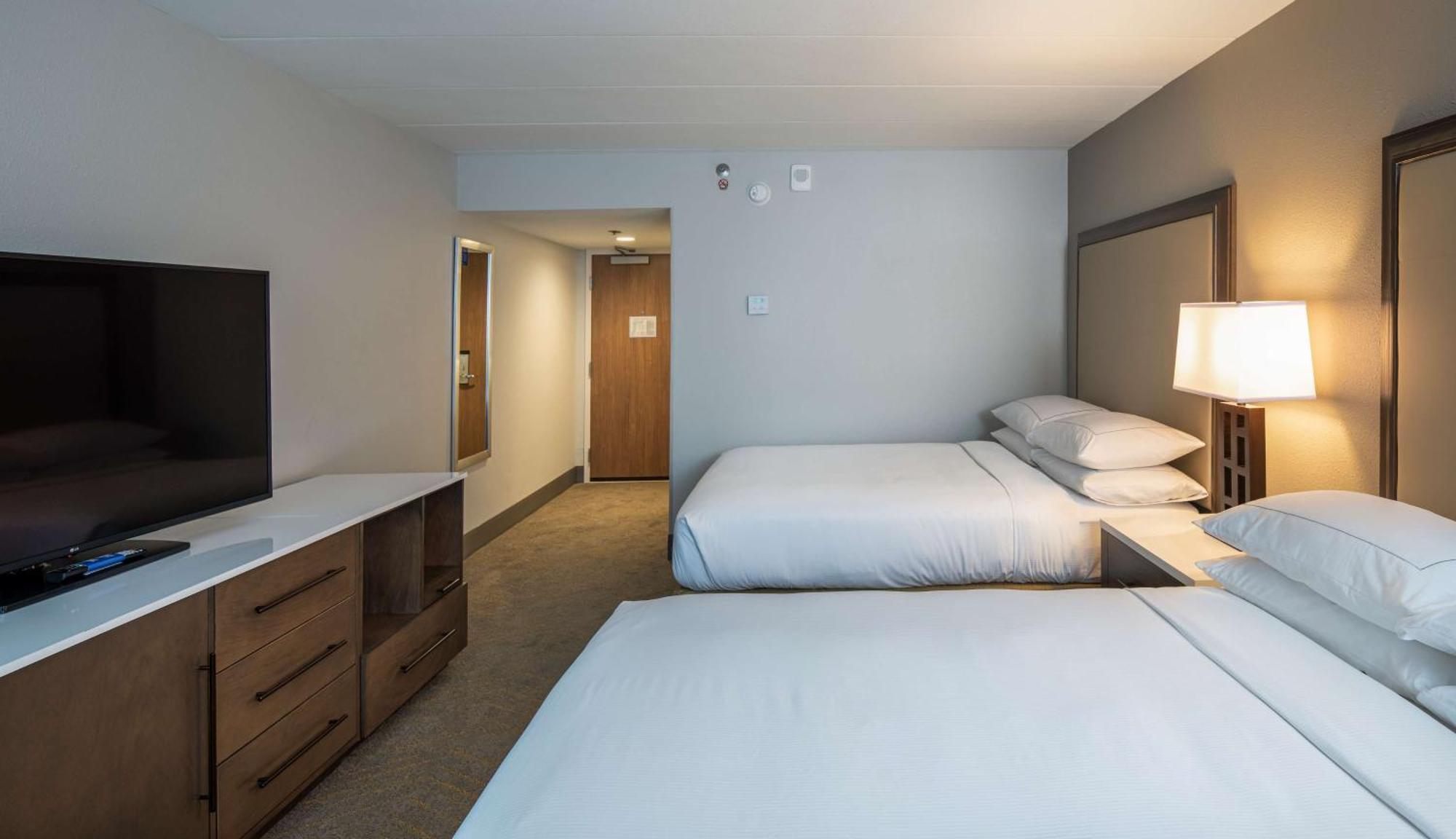 ホテル Doubletree By Hilton Madison East エクステリア 写真