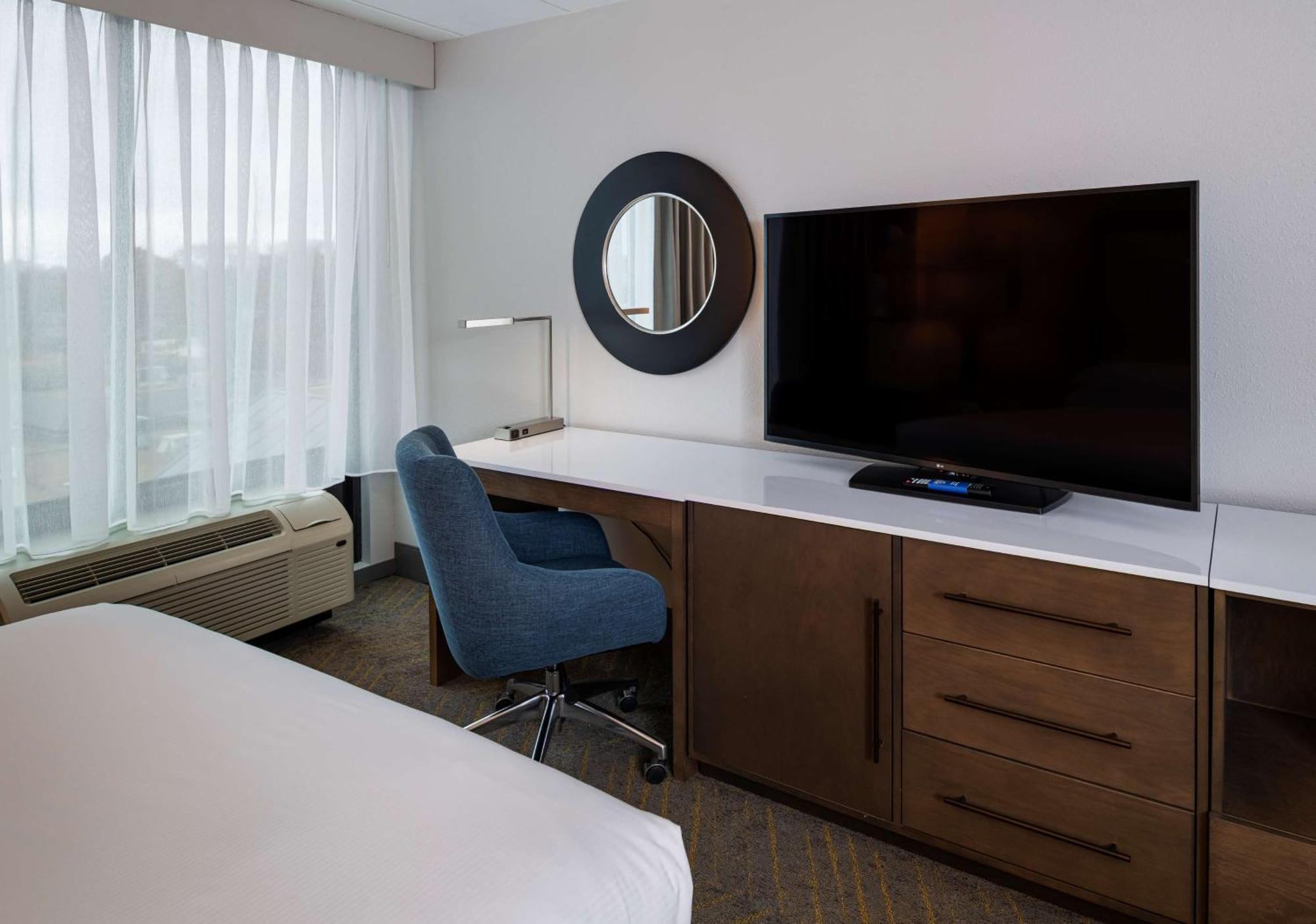 ホテル Doubletree By Hilton Madison East エクステリア 写真
