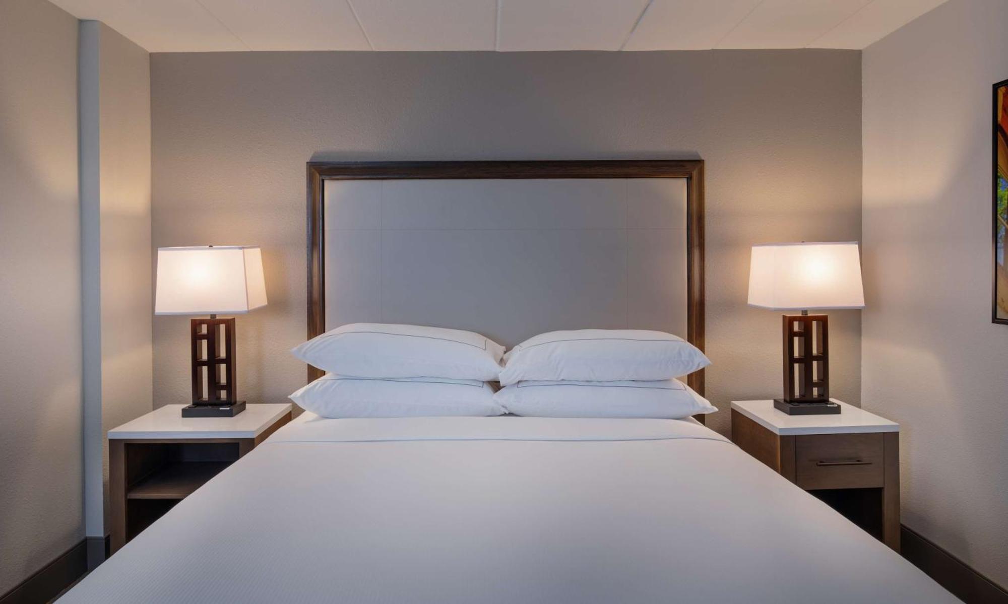 ホテル Doubletree By Hilton Madison East エクステリア 写真