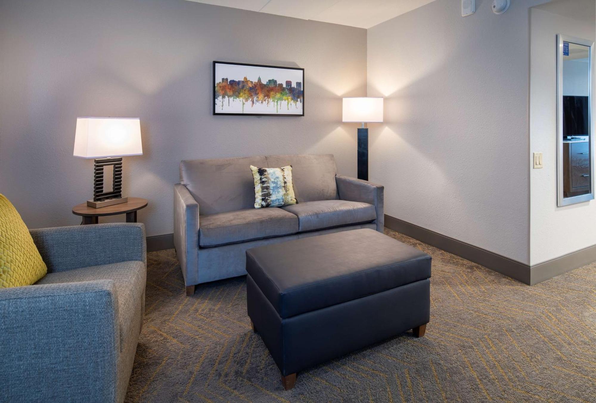 ホテル Doubletree By Hilton Madison East エクステリア 写真