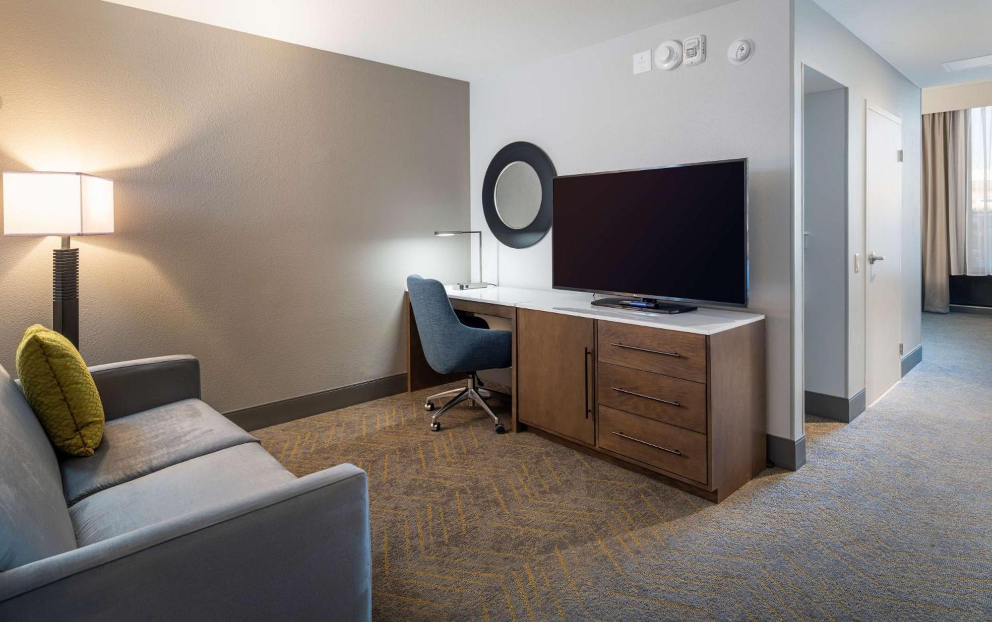 ホテル Doubletree By Hilton Madison East エクステリア 写真