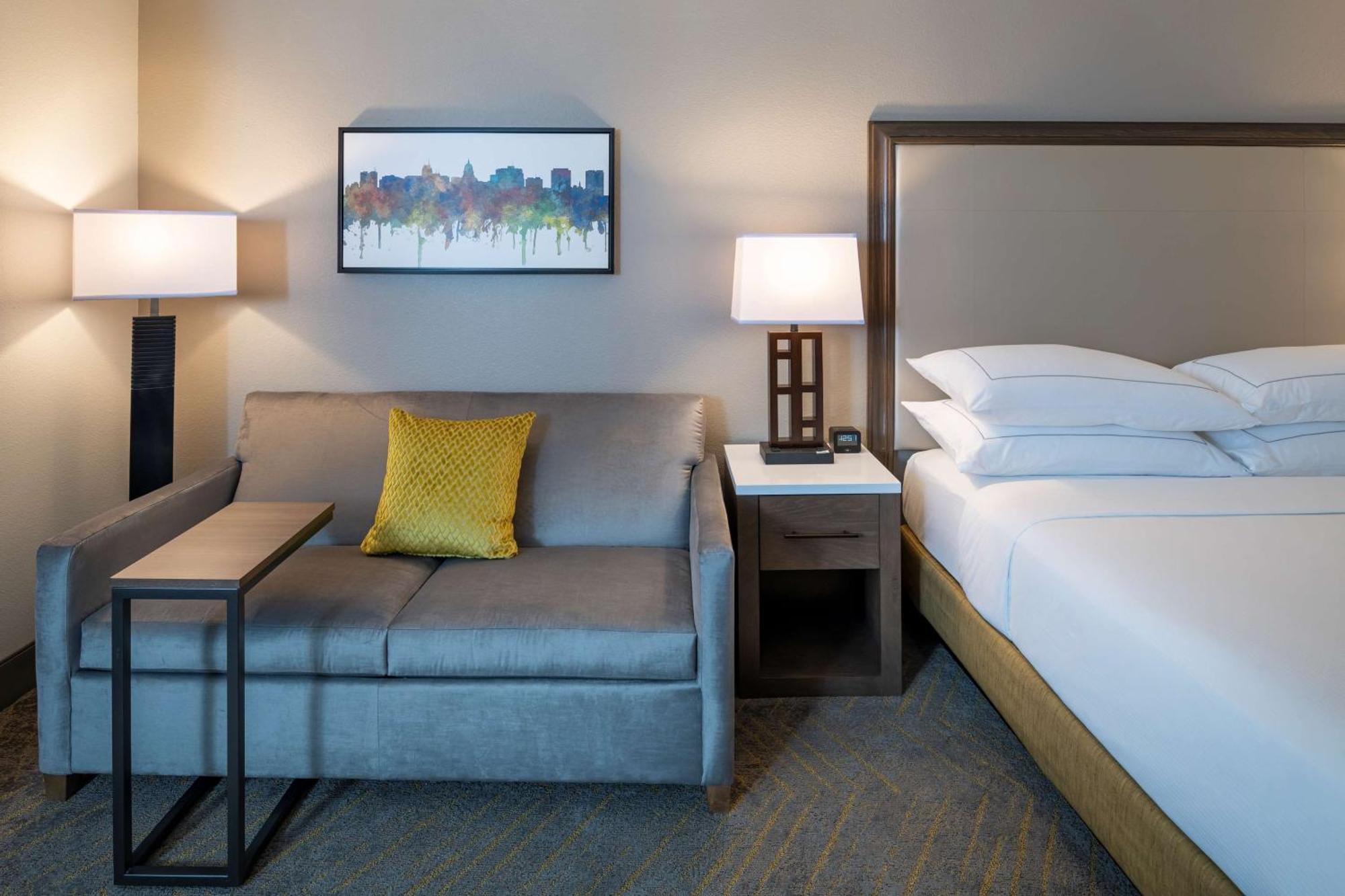 ホテル Doubletree By Hilton Madison East エクステリア 写真