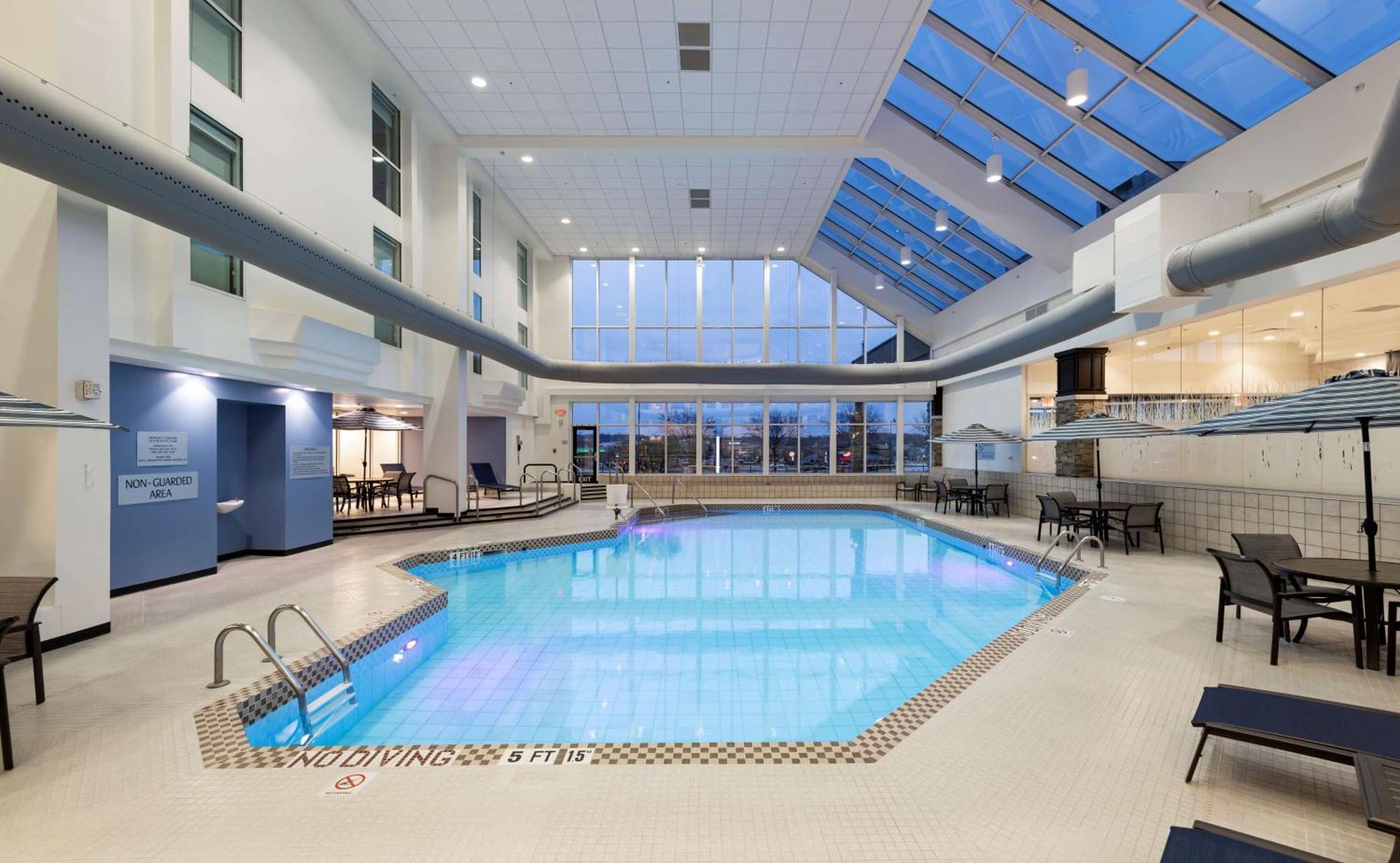ホテル Doubletree By Hilton Madison East エクステリア 写真