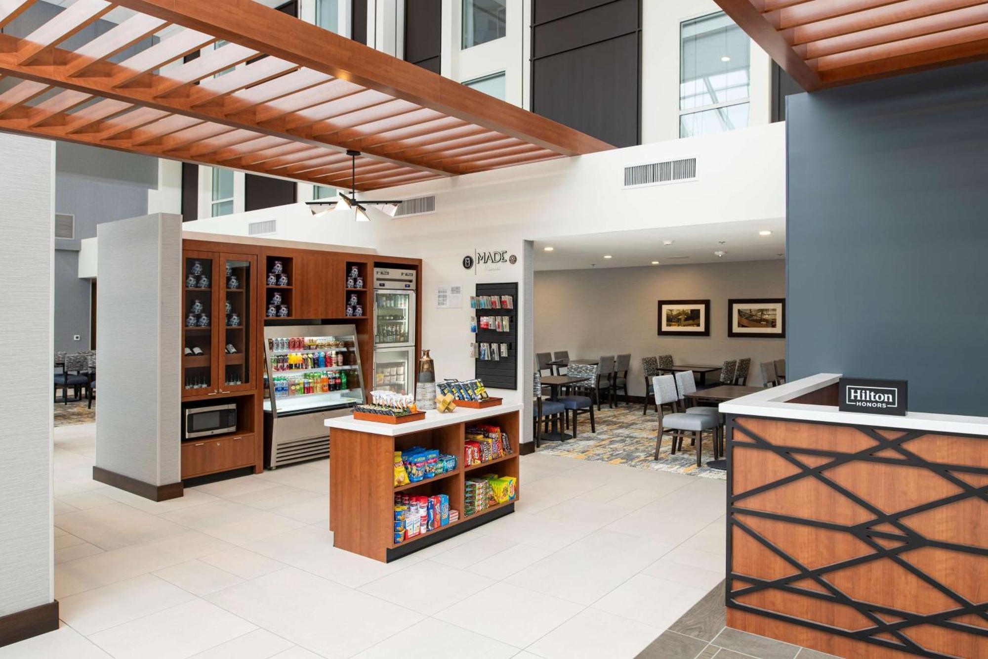 ホテル Doubletree By Hilton Madison East エクステリア 写真