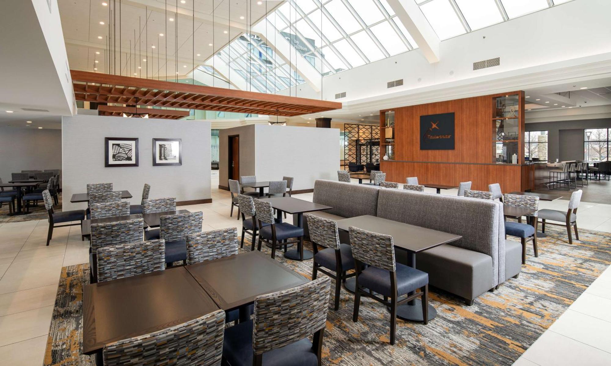 ホテル Doubletree By Hilton Madison East エクステリア 写真