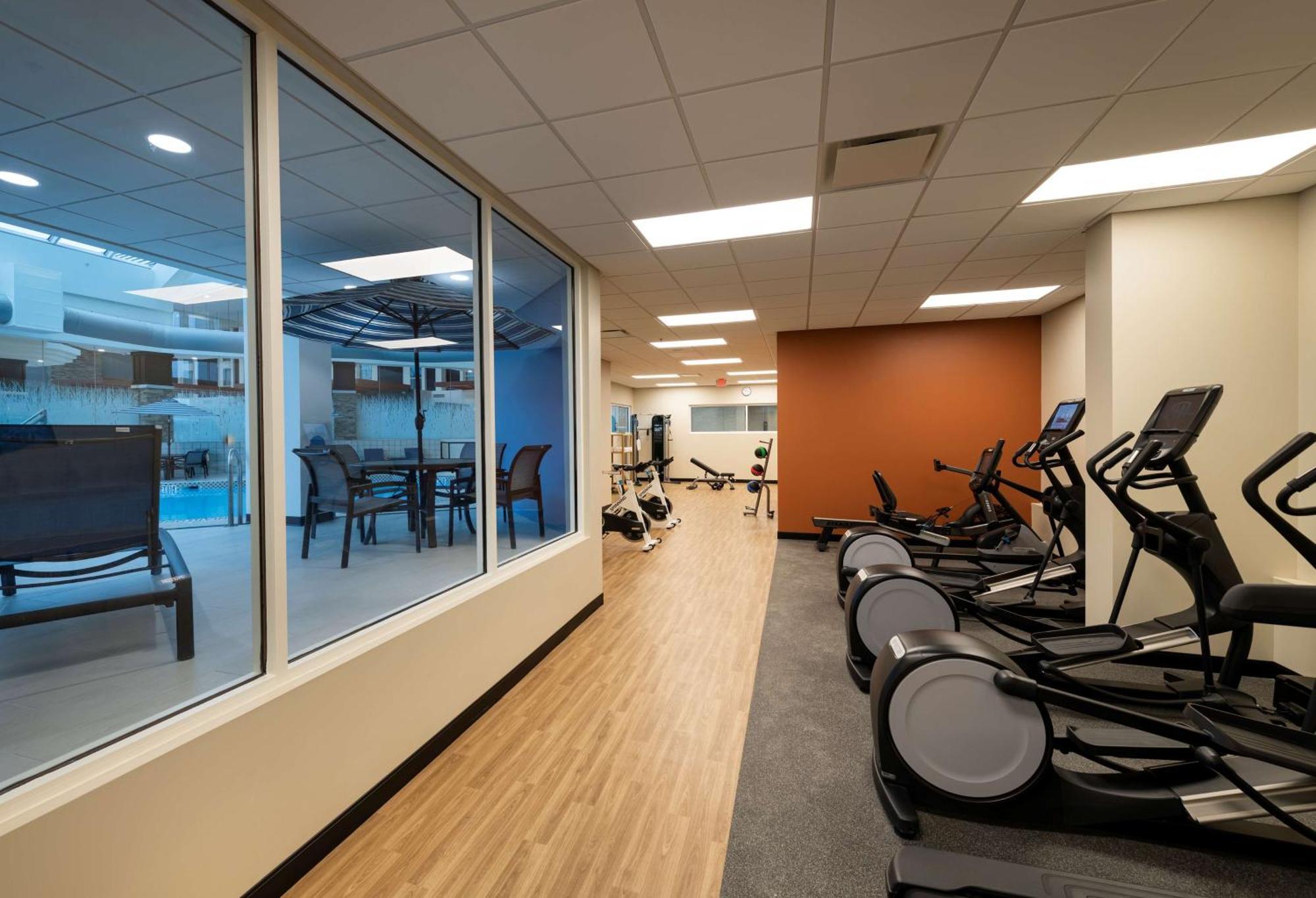 ホテル Doubletree By Hilton Madison East エクステリア 写真