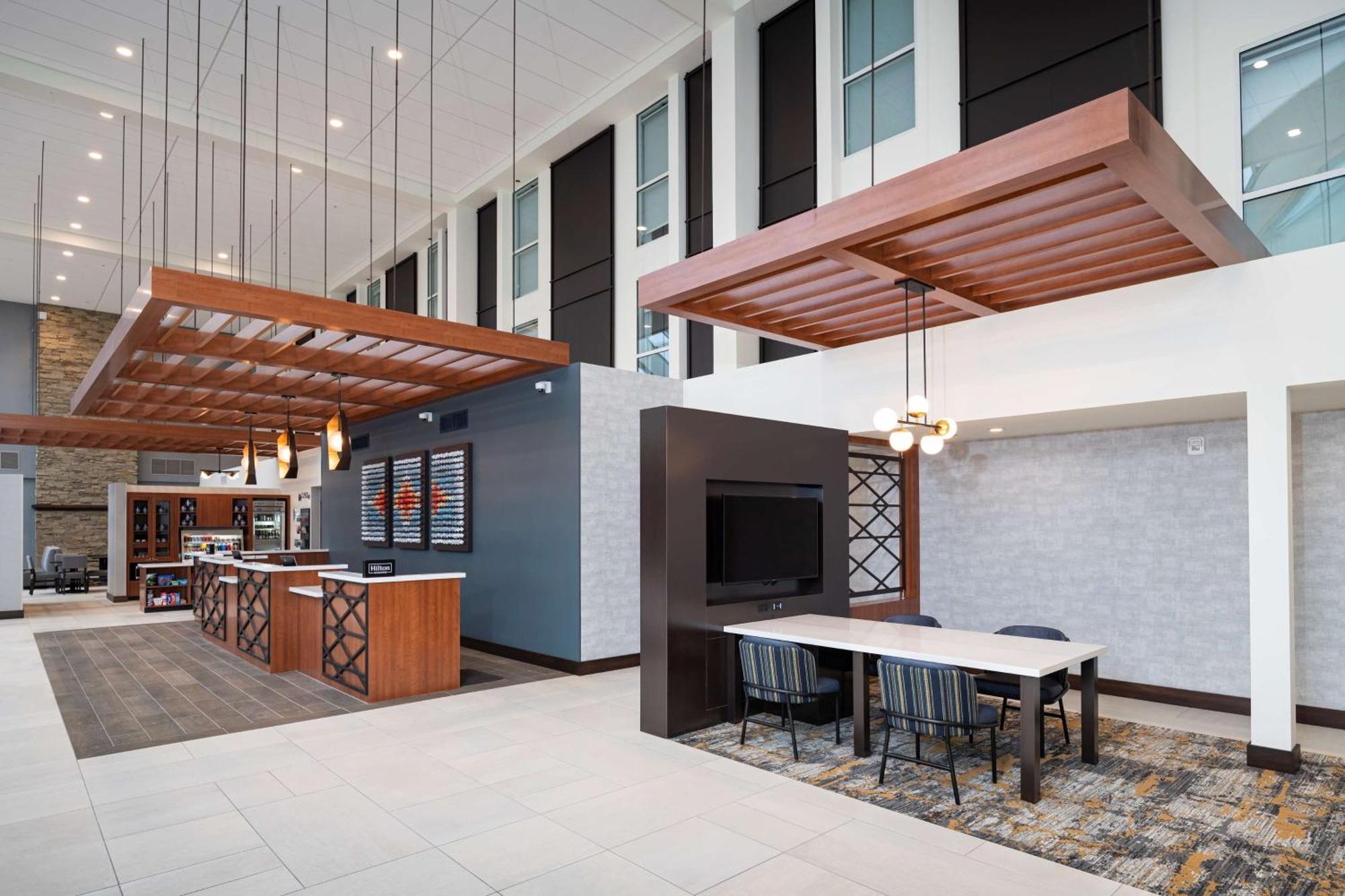 ホテル Doubletree By Hilton Madison East エクステリア 写真