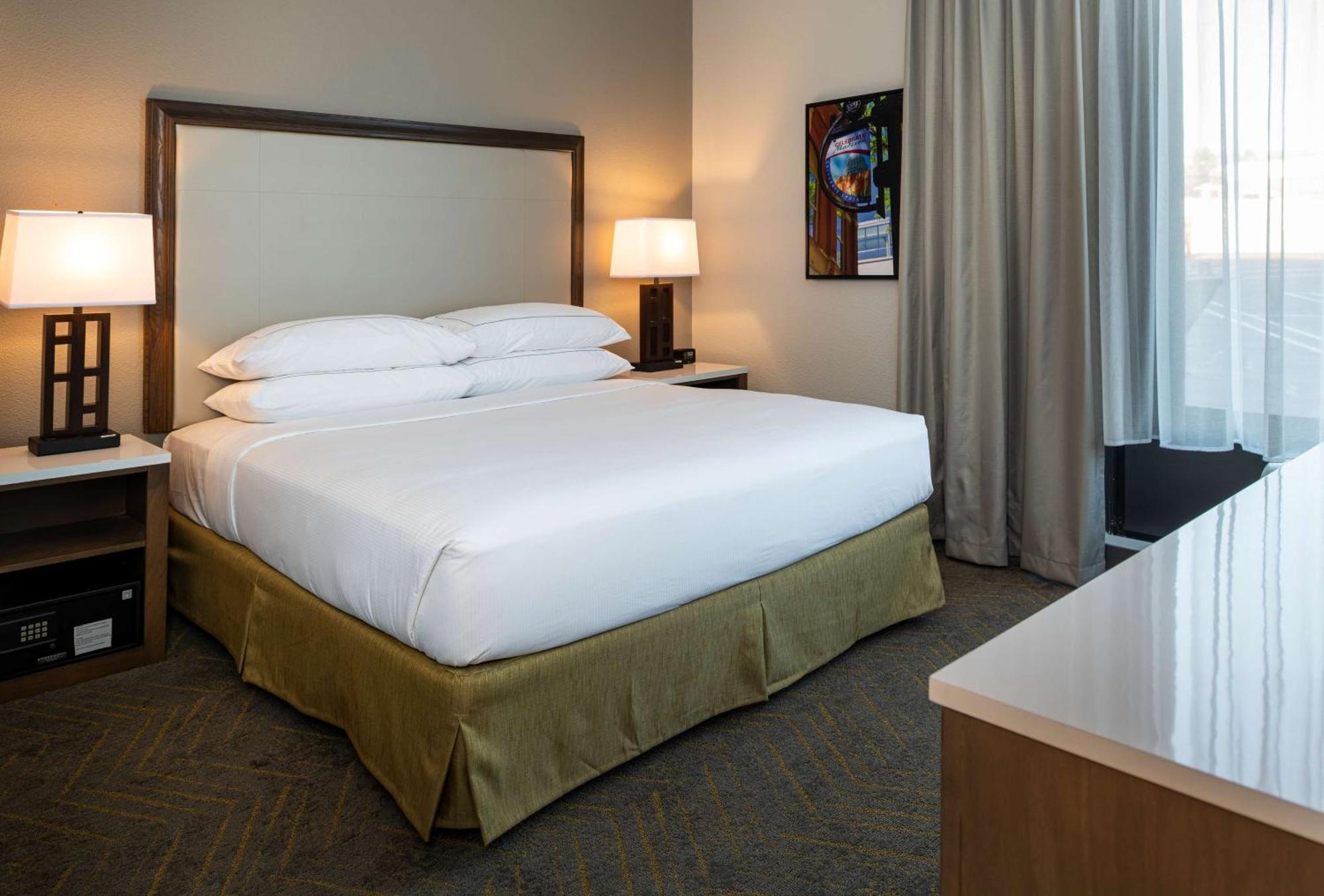 ホテル Doubletree By Hilton Madison East エクステリア 写真